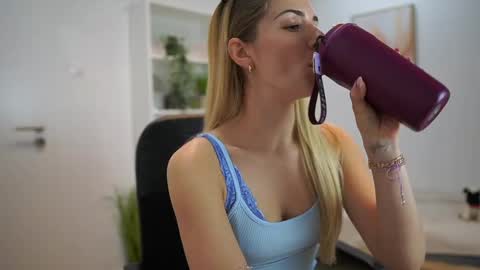 Snapshot of chronic__love chatting on 01/15/25, 02:24 chronic love online show from 01/15/25, 02:24