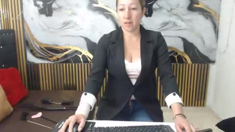 chrystal hotty online show from 10/23/25, 12:15