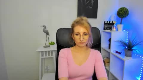 Snapshot of cinderellamoon chatting on 02/17/26, 06:32 Cinderella online show from 02/17/26, 06:32