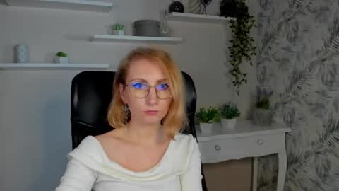 Snapshot of cinderellamoon chatting on 02/19/26, 06:31 Cinderella online show from 02/19/26, 06:31