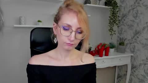 Snapshot of cinderellamoon chatting on 02/27/26, 06:35 Cinderella online show from 02/27/26, 06:35