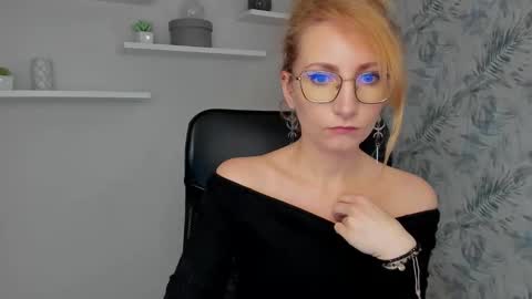 Snapshot of cinderellamoon chatting on 03/02/26, 07:15 Cinderella online show from 03/02/26, 07:15