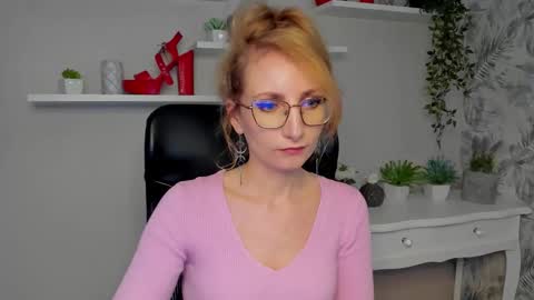 Snapshot of cinderellamoon chatting on 03/04/26, 06:30 Cinderella online show from 03/04/26, 06:30