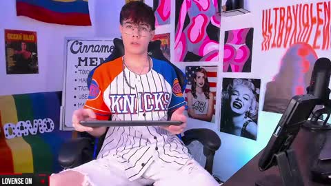 Snapshot of cinnamon_boyxxx chatting on 12/23/24, 05:17 David     Independent Model online show from 12/23/24, 05:17