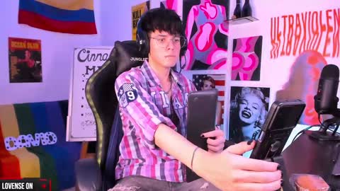 Snapshot of cinnamon_boyxxx chatting on 01/14/25, 04:47 David     Independent Model online show from 01/14/25, 04:47