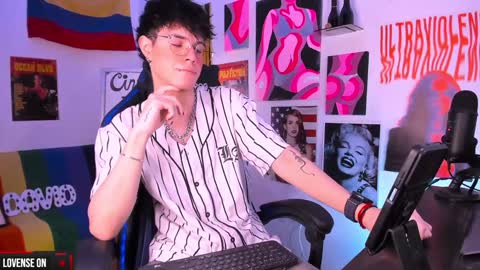 Snapshot of cinnamon_boyxxx chatting on 01/20/25, 02:01 David     Independent Model online show from 01/20/25, 02:01