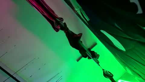 Snapshot of clarkshammer95 chatting on 10/27/25, 04:16 clarkshammer95 online show from 10/27/25, 04:16