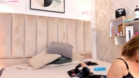 clhoe_johnson_ online show from 11/25/25, 12:05