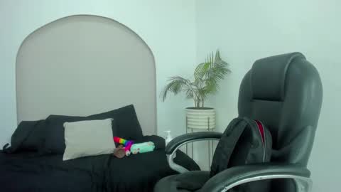 Cloe  online show from 12/15/25, 02:43