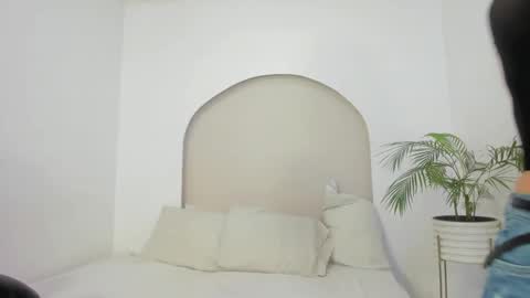 Cloe  online show from 12/19/25, 03:08