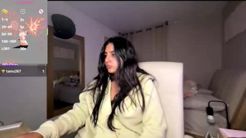 cloe small online show from 10/22/25, 01:28