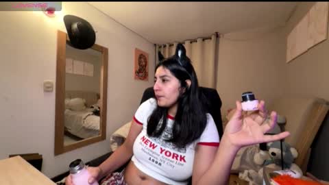 cloe small online show from 10/29/25, 04:37