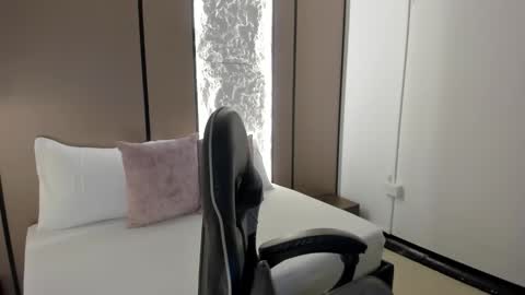 cloee20_ online show from 12/20/25, 02:29