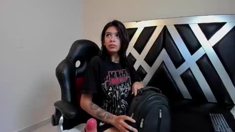 lady cloe person online show from 11/28/25, 11:57