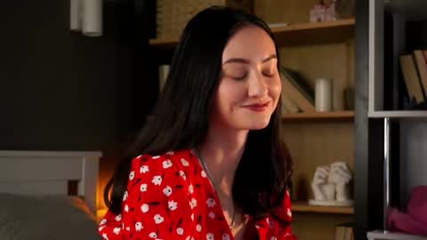 Daisy Nowak online show from 10/19/25, 11:22