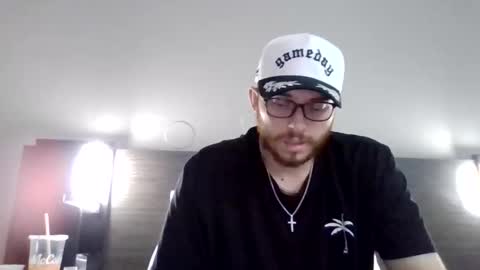 Snapshot of cloudyydayzz chatting on 04/26/26, 01:47 tallhungandcloudy online show from 04/26/26, 01:47