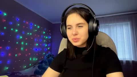 Nikki online show from 10/22/25, 09:09