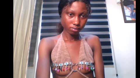 coco_petitqueen online show from 01/22/25, 07:25