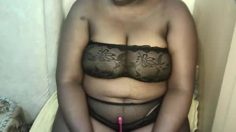 Snapshot of coco_vibes chatting on 05/25/26, 12:44 Zuri online show from 05/25/26, 12:44