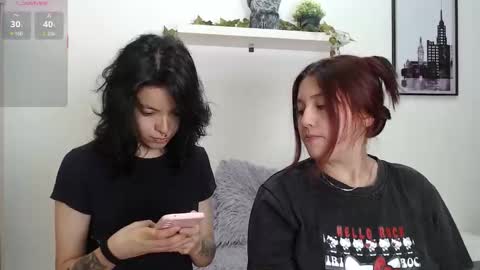 Snapshot of coffeandbread chatting on 11/08/25, 04:23 Phia And Luna online show from 11/08/25, 04:23