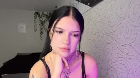 Snapshot of conchitaderricott chatting on 11/11/25, 11:43 Bella online show from 11/11/25, 11:43