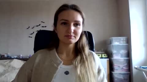 cora_fora online show from 10/15/25, 08:14