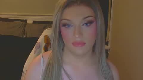 Snapshot of coracav chatting on 11/19/25, 01:27 coracav online show from 11/19/25, 01:27