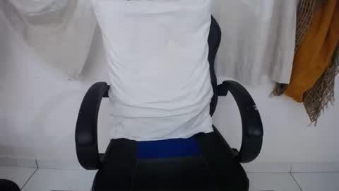 Snapshot of corolaxxl chatting on 10/21/25, 01:28 corolaxxl online show from 10/21/25, 01:28