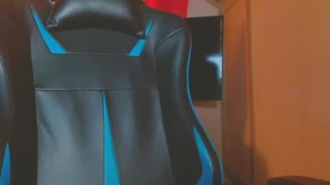 Snapshot of cosmicjones88 chatting on 01/20/25, 05:04 cosmicjones88 online show from 01/20/25, 05:04