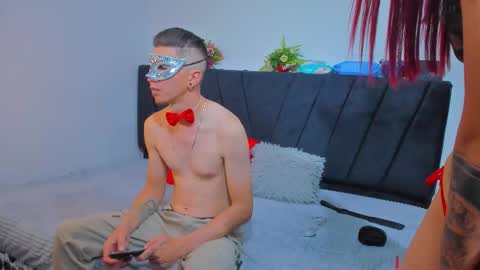 couple_2533 online show from 10/31/25, 09:54