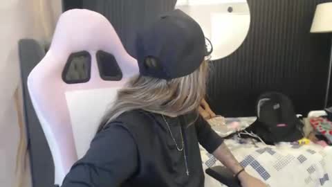 Snapshot of couple_thonsom chatting on 06/05/26, 02:45 Ashley and Niko online show from 06/05/26, 02:45