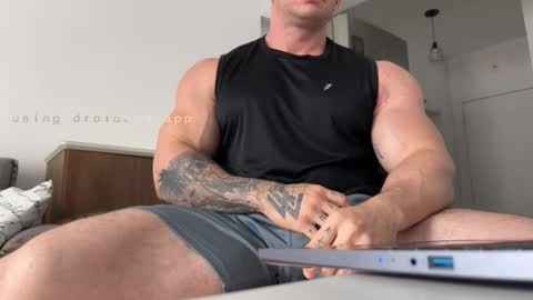 Snapshot of couplemuscle40 chatting on 10/08/25, 02:14 couplemuscle40 online show from 10/08/25, 02:14