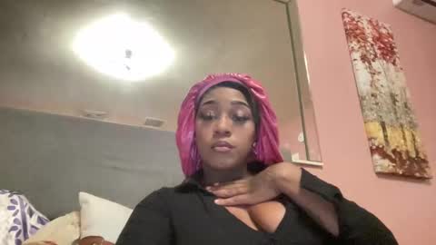 Snapshot of creame_sensation chatting on 02/19/25, 01:29 PHANTOMTARGARYENXXX online show from 02/19/25, 01:29