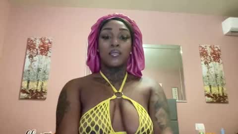 Snapshot of creame_sensation chatting on 02/21/25, 02:17 PHANTOMTARGARYENXXX online show from 02/21/25, 02:17