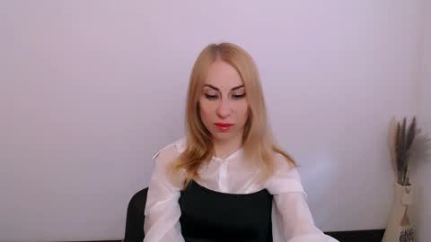 Snapshot of create_your_own_sun chatting on 04/25/26, 12:52 Lera online show from 04/25/26, 12:52