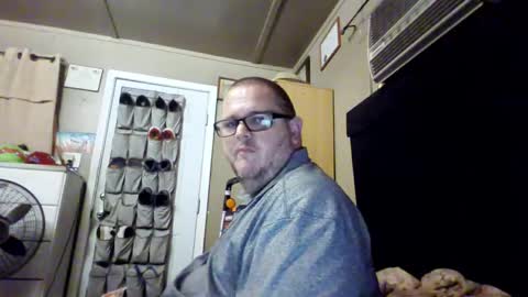 Snapshot of creeeping_death chatting on 10/02/25, 07:26 The hopeless romantic online show from 10/02/25, 07:26