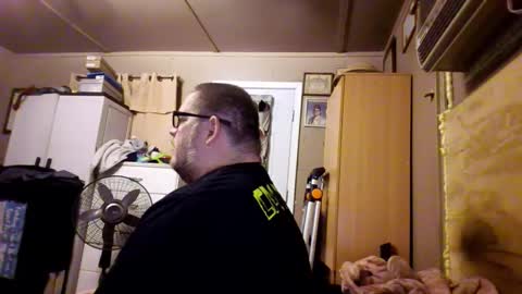 Snapshot of creeeping_death chatting on 10/17/25, 08:28 The hopeless romantic online show from 10/17/25, 08:28