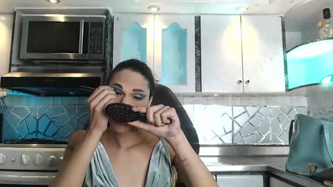 Snapshot of crisozzz chatting on 05/28/26, 05:43 Cristina Onazis online show from 05/28/26, 05:43