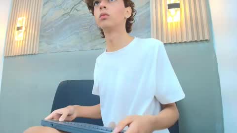 Snapshot of criss_allen1 chatting on 02/15/26, 01:20 CRISS online show from 02/15/26, 01:20