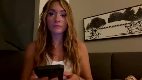 Snapshot of cristasworldxoxo chatting on 09/15/25, 01:16 Crista online show from 09/15/25, 01:16