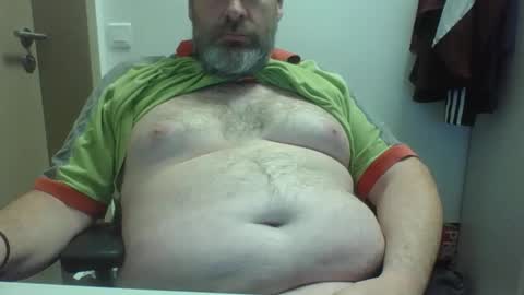 Snapshot of crouch1 chatting on 10/22/25, 10:26 Crouch1 online show from 10/22/25, 10:26