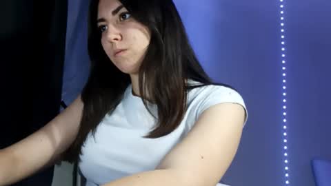 Snapshot of crystabeckelhimer chatting on 11/26/25, 06:09 Alie online show from 11/26/25, 06:09