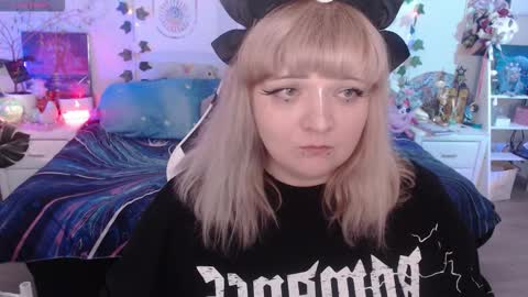 Snapshot of crystal_galaxy chatting on 09/08/25, 06:29   online show from 09/08/25, 06:29