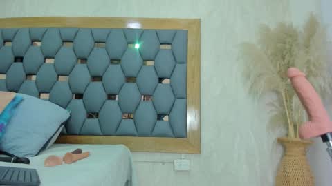 crystal_sm online show from 12/05/25, 03:26