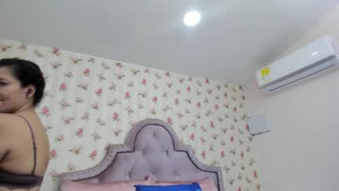 Snapshot of crystal_watson0 chatting on 05/26/26, 01:29 Milf Latina online show from 05/26/26, 01:29