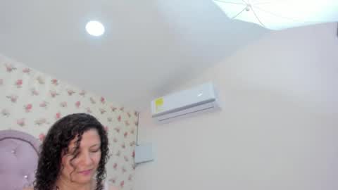 Snapshot of crystal_watson0 chatting on 05/29/26, 02:15 Milf Latina online show from 05/29/26, 02:15