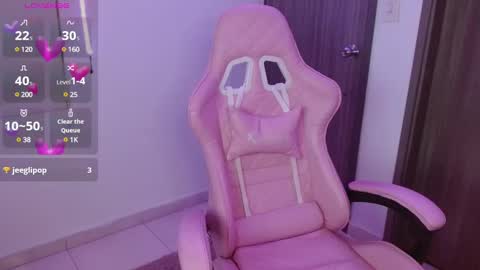 Snapshot of crystalitesq chatting on 02/17/25, 11:42 Olivia online show from 02/17/25, 11:42