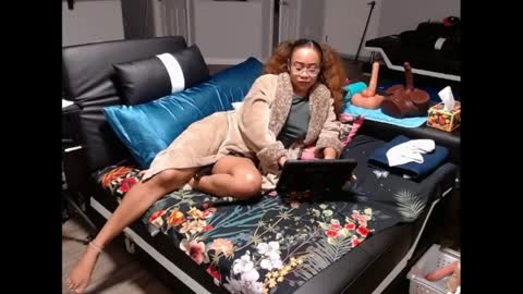 Snapshot of cumplzqueen chatting on 04/28/26, 02:49 Nia Reese online show from 04/28/26, 02:49