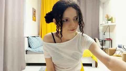 Snapshot of curlixiee chatting on 05/27/26, 12:40 Kira online show from 05/27/26, 12:40