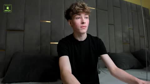 Snapshot of curlytwinkboy chatting on 09/26/25, 08:35 KEVIN online show from 09/26/25, 08:35